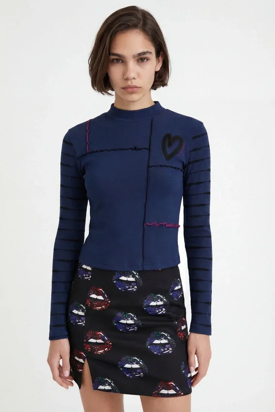Arty geripptes T-Shirt mit Volants Arty geripptes T-Shirt mit Volants
