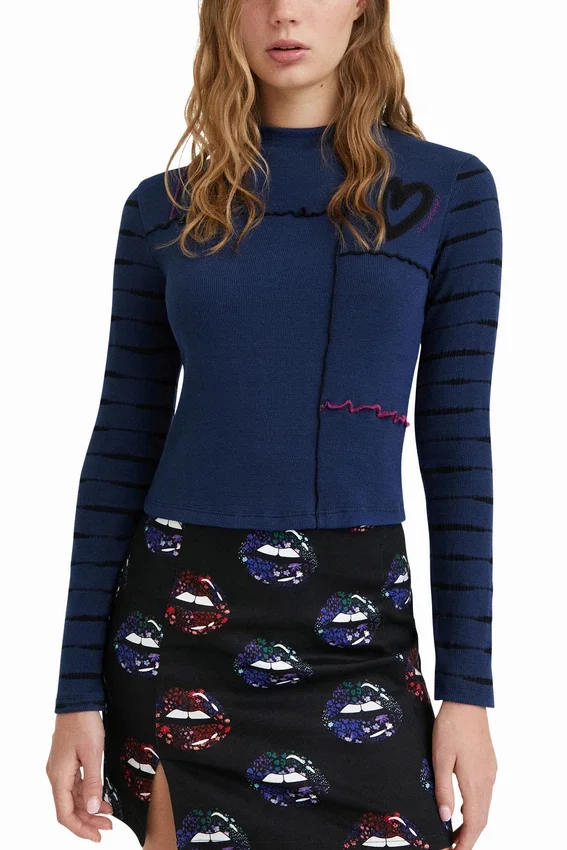 Arty geripptes T-Shirt mit Volants Arty geripptes T-Shirt mit Volants