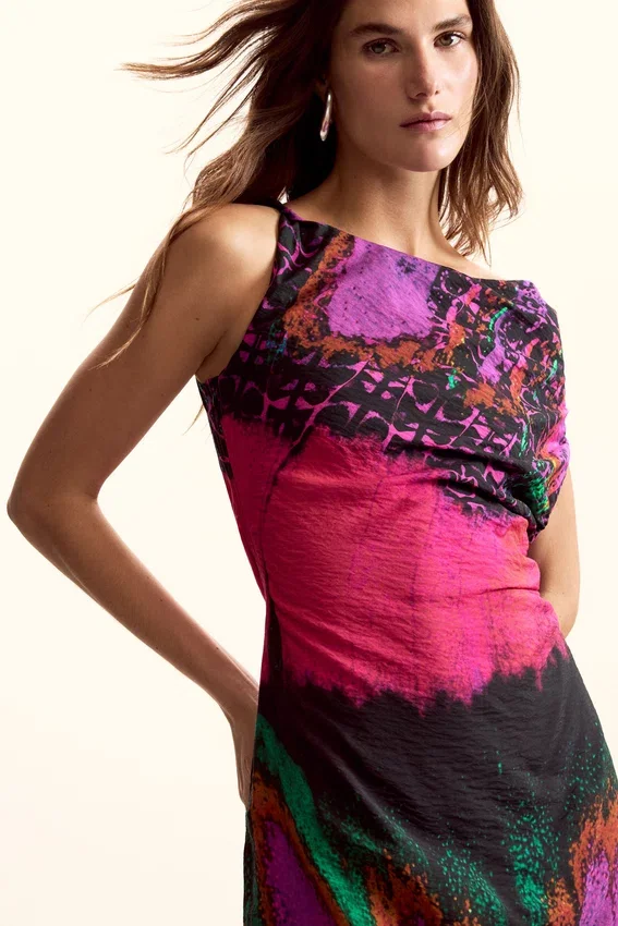 Asymmetrisches Kleid, entworfen von Christian Lacroix Asymmetrisches Kleid, entworfen von Christian Lacroix