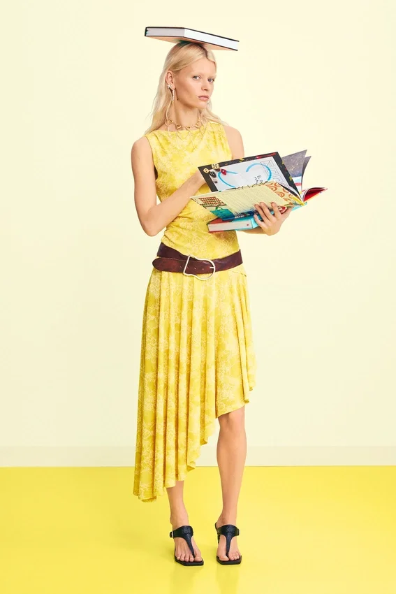Asymmetrisches Kleid mit Print Asymmetrisches Kleid mit Print