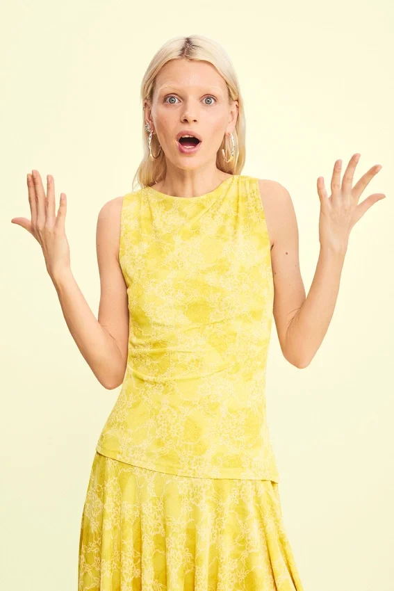 Asymmetrisches Kleid mit Print Asymmetrisches Kleid mit Print