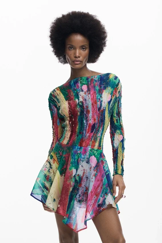 Asymmetrisches Kleid mit Rüschen Asymmetrisches Kleid mit Rüschen