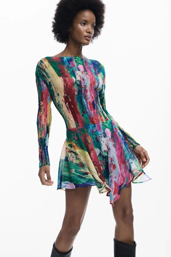 Asymmetrisches Kleid mit Rüschen Asymmetrisches Kleid mit Rüschen