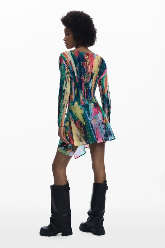 Asymmetrisches Kleid mit Rüschen Asymmetrisches Kleid mit Rüschen