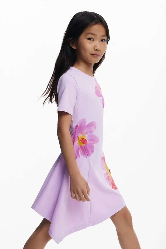 Asymmetrisches kurzes Kleid Asymmetrisches kurzes Kleid