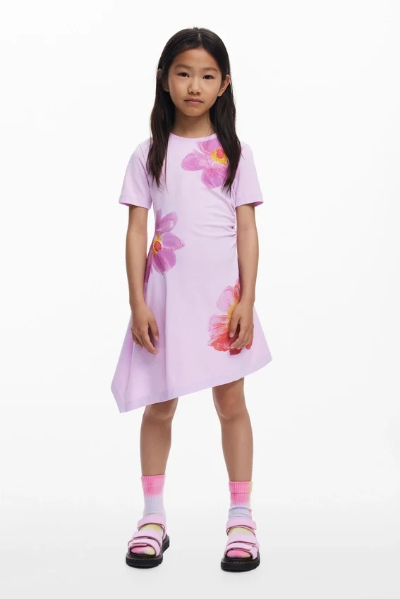 Asymmetrisches kurzes Kleid Asymmetrisches kurzes Kleid