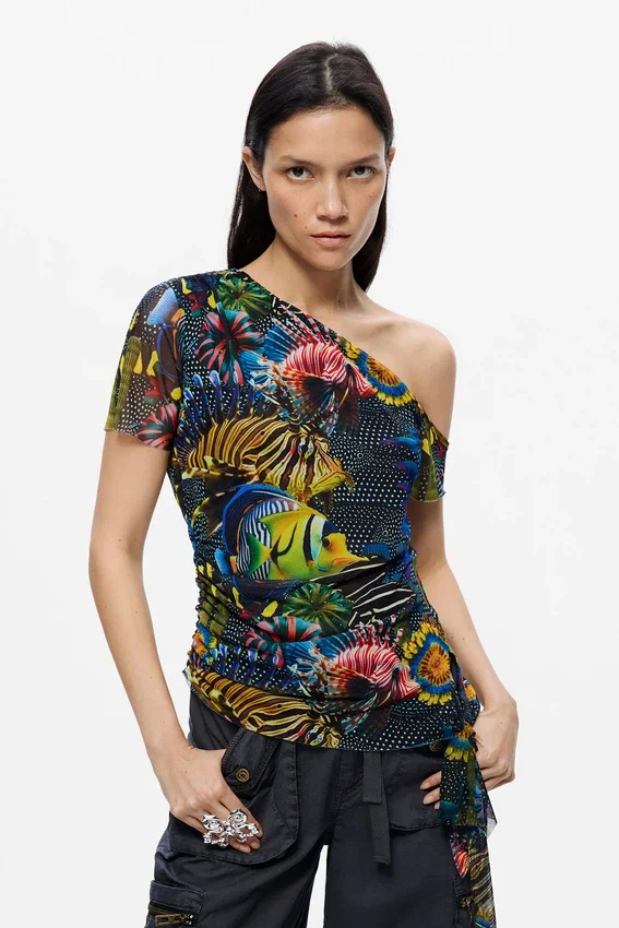 Asymmetrisches Lacorix-T-Shirt Asymmetrisches Lacorix-T-Shirt