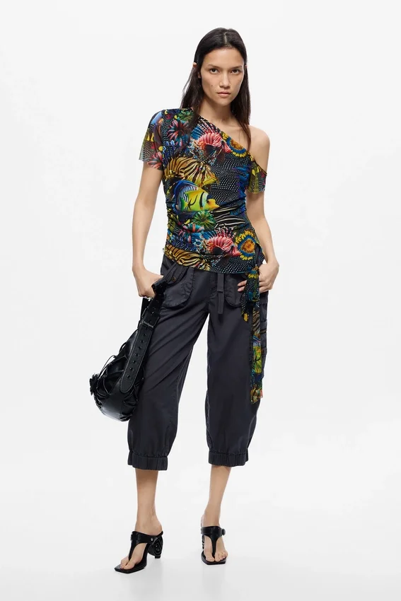 Asymmetrisches Lacorix-T-Shirt Asymmetrisches Lacorix-T-Shirt
