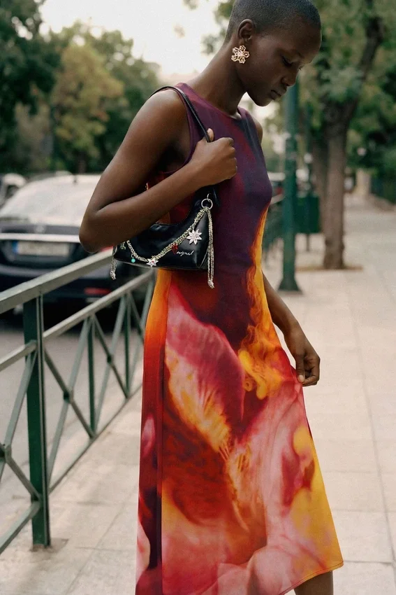 Asymmetrisches, ärmelloses Kleid Asymmetrisches, ärmelloses Kleid