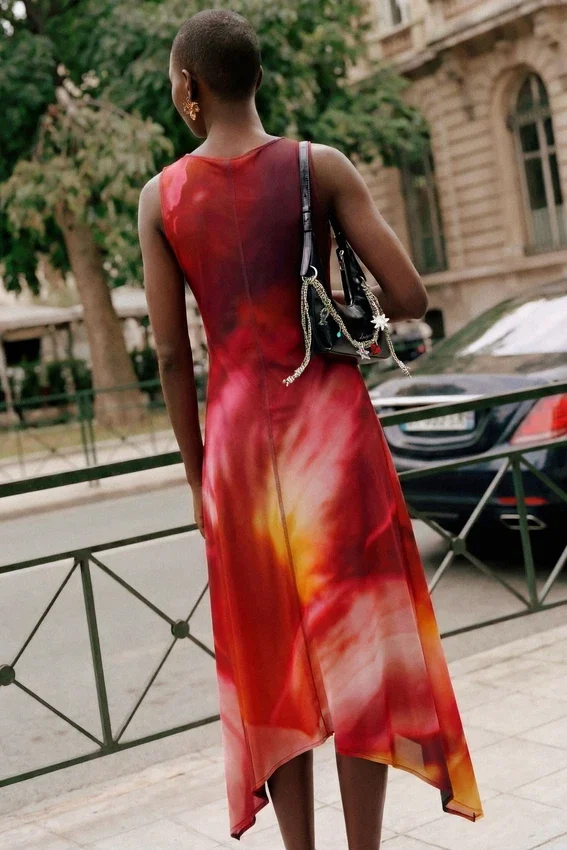 Asymmetrisches, ärmelloses Kleid Asymmetrisches, ärmelloses Kleid