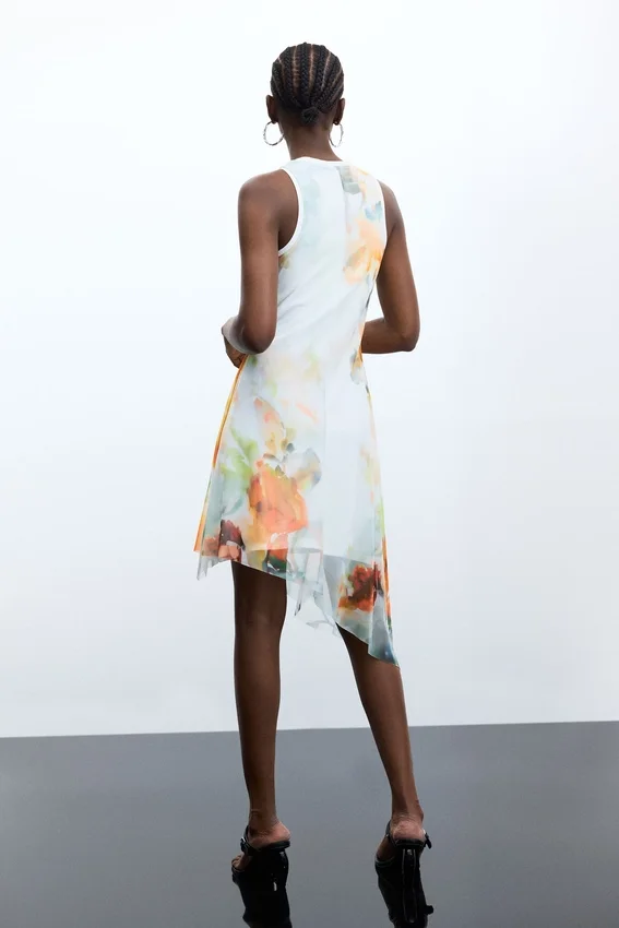 Asymmetrisches, ärmelloses Kleid Asymmetrisches, ärmelloses Kleid