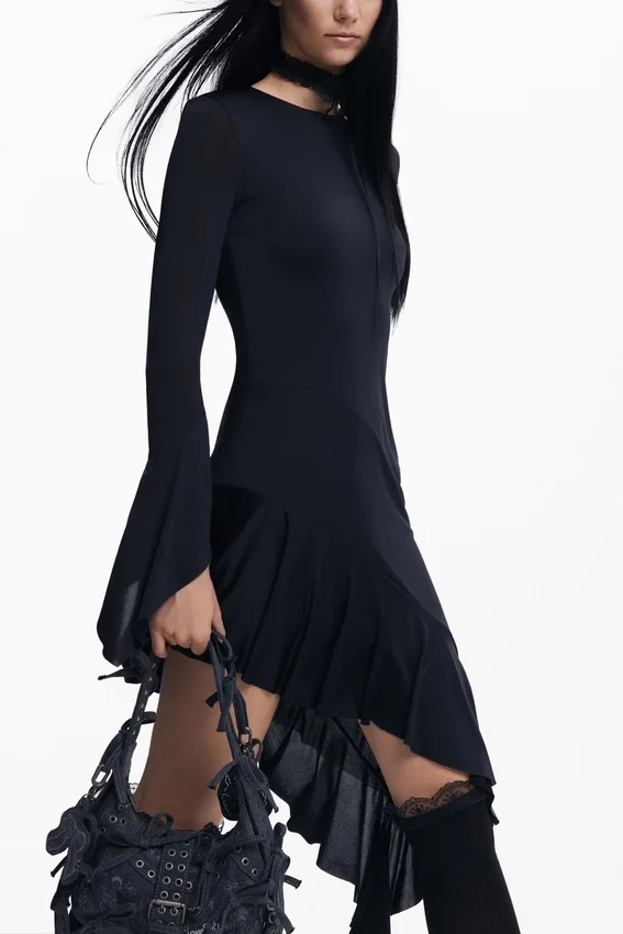 Asymmetrisches schwarzes Kleid von María Escote Asymmetrisches schwarzes Kleid von María Escote