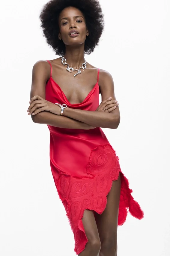 Asymmetrisches Slip-Kleid Asymmetrisches Slip-Kleid