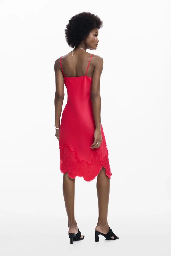 Asymmetrisches Slip-Kleid Asymmetrisches Slip-Kleid