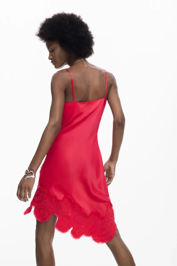Asymmetrisches Slip-Kleid Asymmetrisches Slip-Kleid