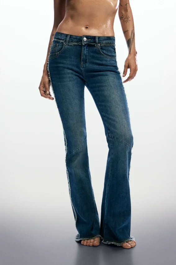 Ausgefranste Flare-Jeans Ausgefranste Flare-Jeans