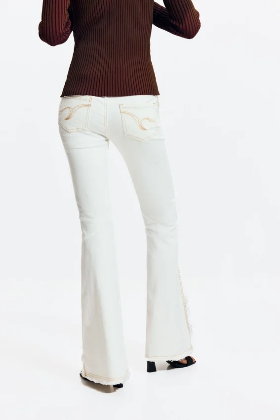 Ausgefranste Flare-Jeans Ausgefranste Flare-Jeans