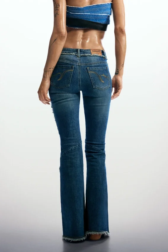 Ausgefranste Flare-Jeans Ausgefranste Flare-Jeans