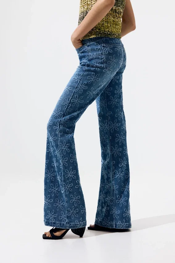 Ausgestellte Jeans-Hose Ausgestellte Jeans-Hose
