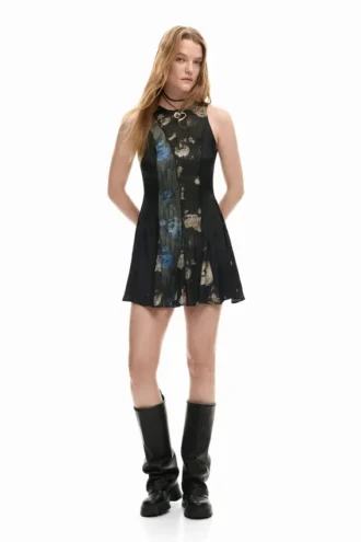 Ausgestelltes Kleid mit Blumenmuster
