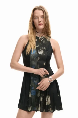 Ausgestelltes Kleid mit Blumenmuster