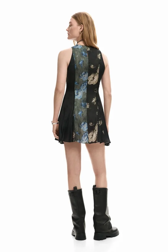 Ausgestelltes Kleid mit Blumenmuster Ausgestelltes Kleid mit Blumenmuster