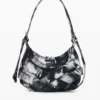Bedruckte mittelgroße Tasche mit Schnallen Bedruckte mittelgroße Tasche mit Schnallen