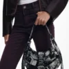 Bedruckte mittelgroße Tasche mit Schnallen Bedruckte mittelgroße Tasche mit Schnallen