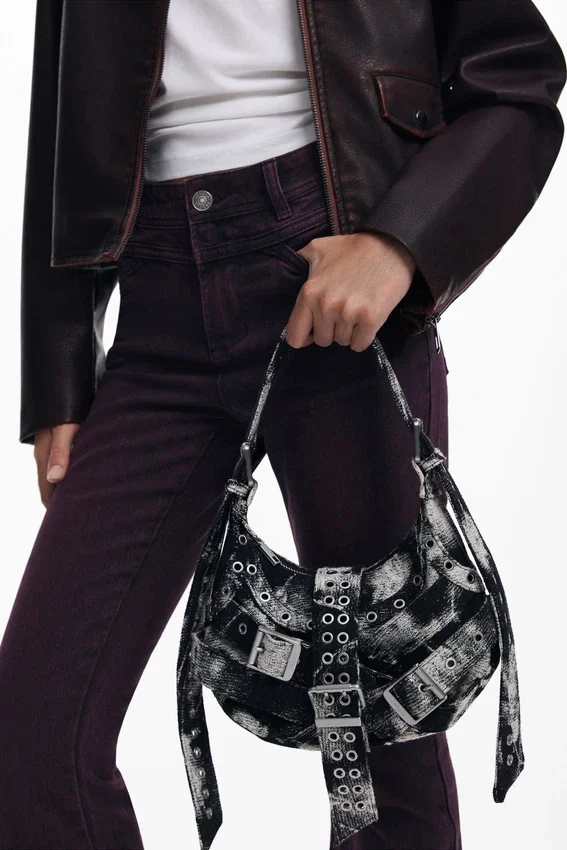 Bedruckte mittelgroße Tasche mit Schnallen Bedruckte mittelgroße Tasche mit Schnallen