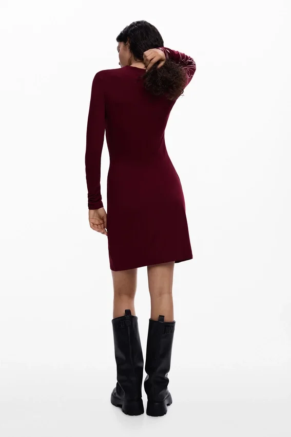 Langärmliges Strickkleid Langärmliges Strickkleid