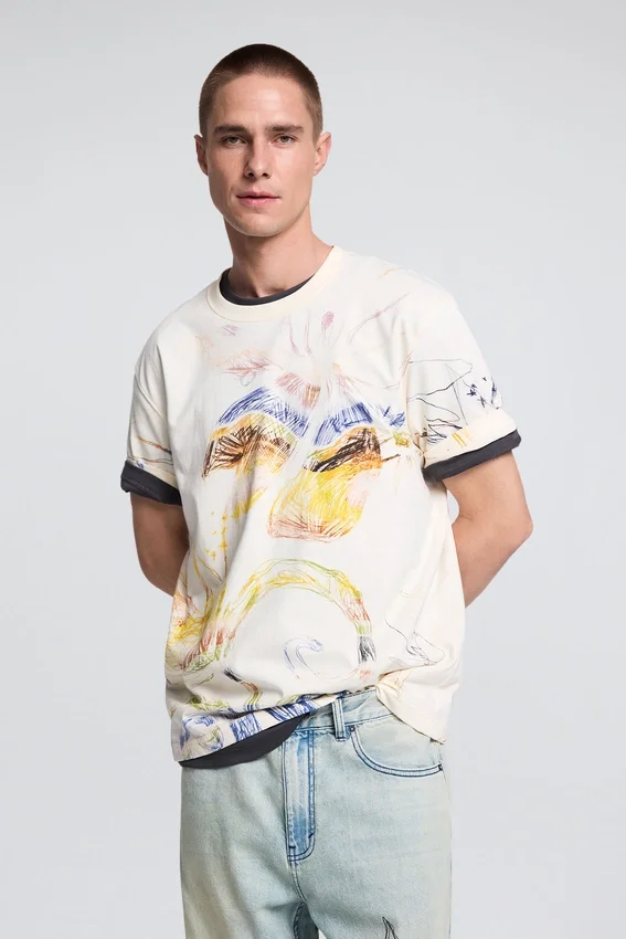 Bedrucktes T-Shirt mit Motiven Bedrucktes T-Shirt mit Motiven