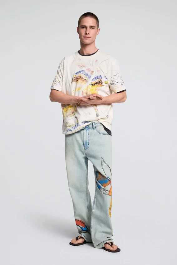 Bedrucktes T-Shirt mit Motiven Bedrucktes T-Shirt mit Motiven