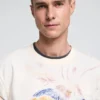 Bedrucktes T-Shirt mit Motiven Bedrucktes T-Shirt mit Motiven