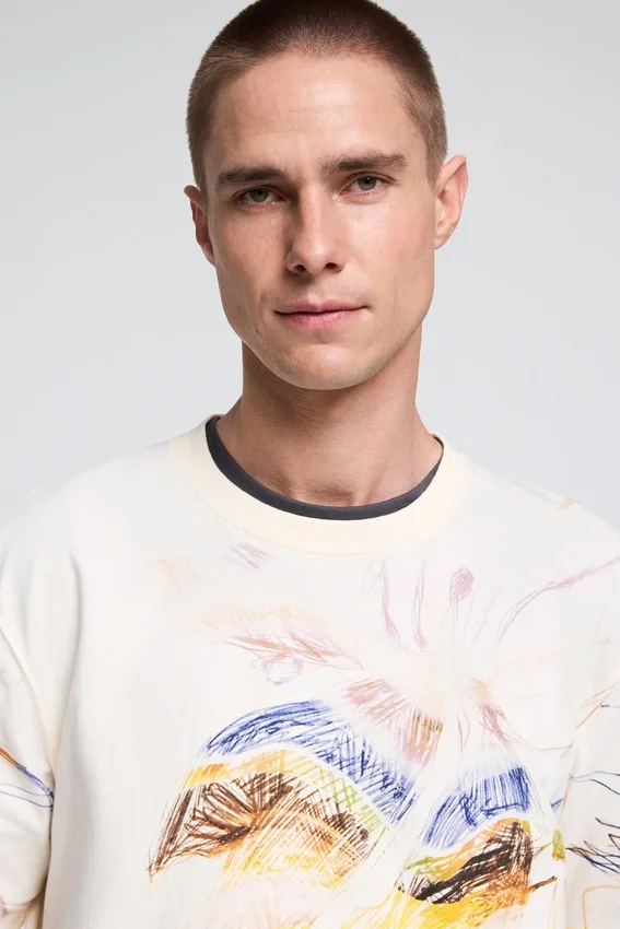 Bedrucktes T-Shirt mit Motiven Bedrucktes T-Shirt mit Motiven