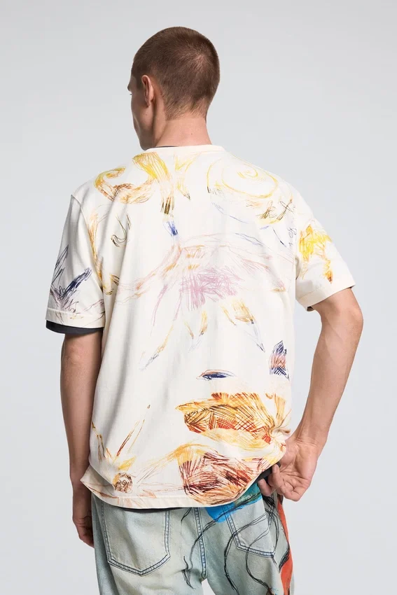 Bedrucktes T-Shirt mit Motiven Bedrucktes T-Shirt mit Motiven