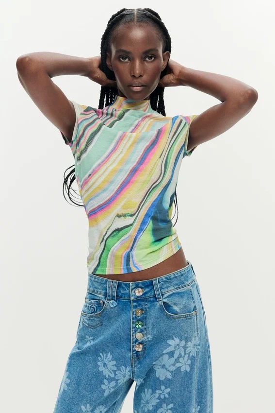 Bedrucktes T-Shirt mit Wellenmuster Bedrucktes T-Shirt mit Wellenmuster