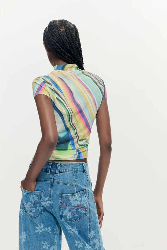 Bedrucktes T-Shirt mit Wellenmuster Bedrucktes T-Shirt mit Wellenmuster
