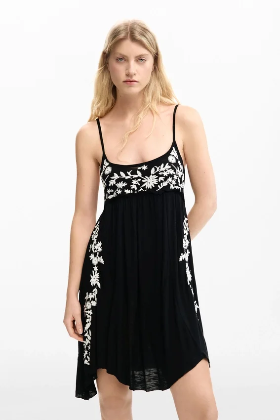 Besticktes, fließendes Trägerkleid Besticktes, fließendes Trägerkleid