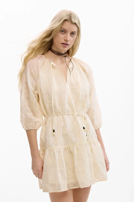 Besticktes Kleid mit Schleife Besticktes Kleid mit Schleife