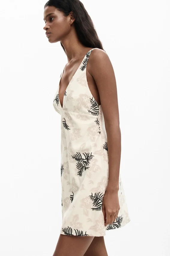 Besticktes Trägerkleid mit Zweigmotiv Besticktes Trägerkleid mit Zweigmotiv