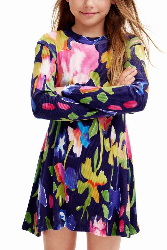 Blumenkleid mit hohem Kragen Blumenkleid mit hohem Kragen