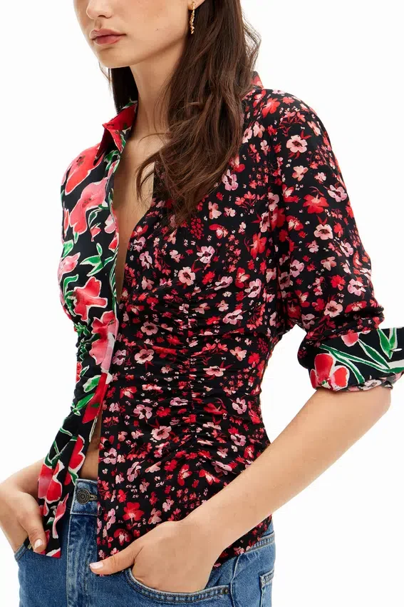 Blumiges Hemd mit Raffungen Blumiges Hemd mit Raffungen