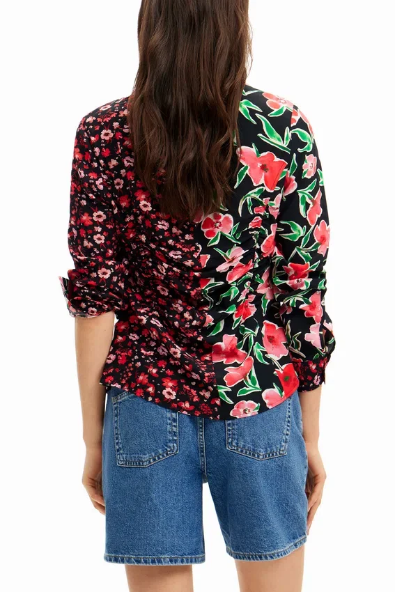 Blumiges Hemd mit Raffungen Blumiges Hemd mit Raffungen