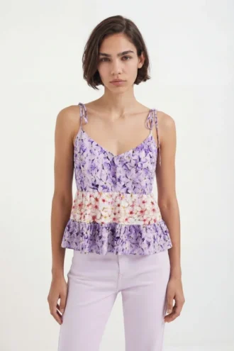 Blumiges Oberteil mit Träger Blumiges Oberteil mit Träger