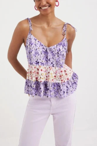 Blumiges Oberteil mit Träger Blumiges Oberteil mit Träger