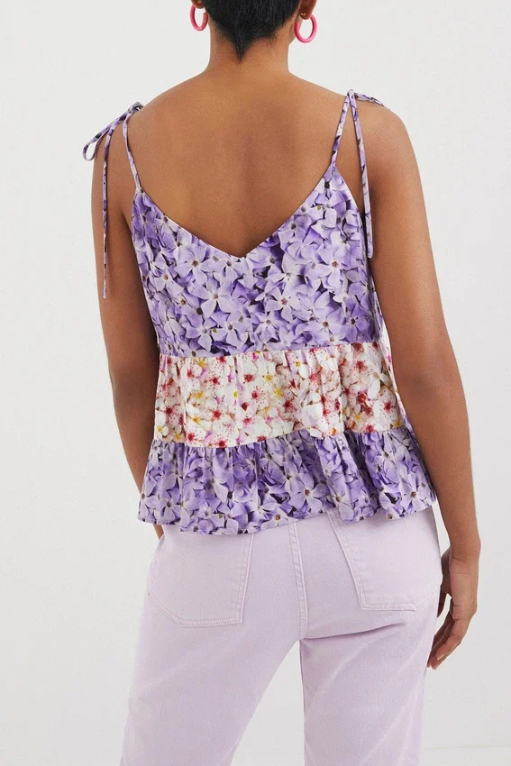 Blumiges Oberteil mit Träger Blumiges Oberteil mit Träger