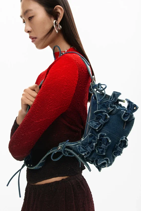 Denim-Tasche mit Applikationen Denim-Tasche mit Applikationen