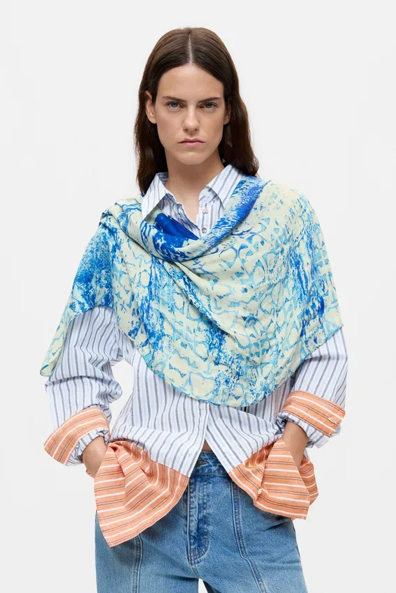Designer-Schal von Christian Lacroix Designer-Schal von Christian Lacroix