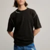 Details zum einfarbigen T-Shirt Details zum einfarbigen T-Shirt