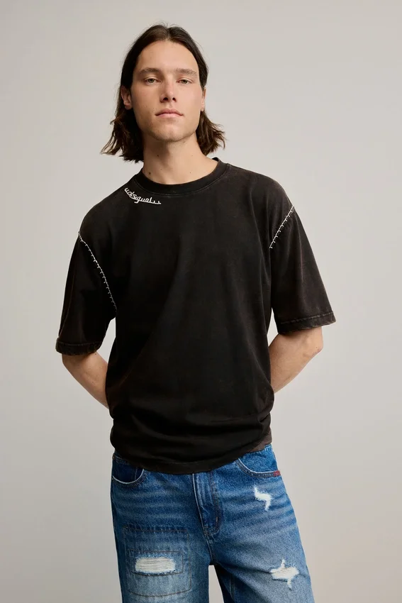Details zum einfarbigen T-Shirt Details zum einfarbigen T-Shirt